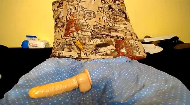 LittleDirtyslutt naked stripping on cam for live sex video chat