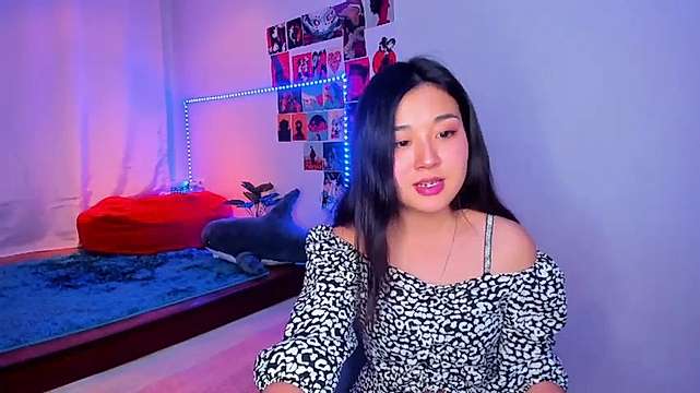 Sinceeere naked stripping on cam for live sex video chat