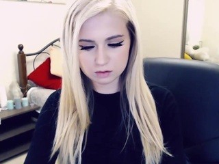 Hot-Mia naked in her Live Sex Chat