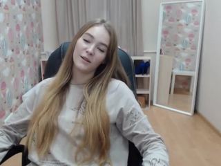 Leynelle naked in her Live Sex Chat
