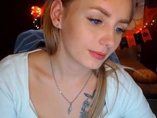 LilyHills naked in her Live Sex Chat