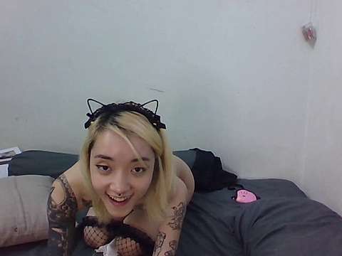 Lolita_Sweet2k3 naked stripping on cam for live sex video chat