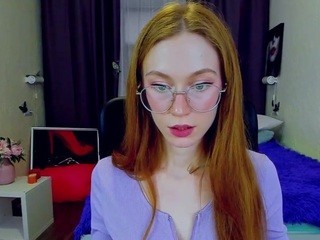 Lucy-Mollis naked in her Live Sex Chat