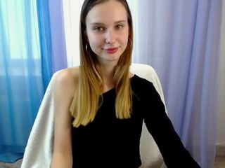 Pretty-Lola naked in her Live Sex Chat