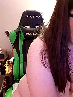 curvy_Bri naked stripping on cam for live sex video chat