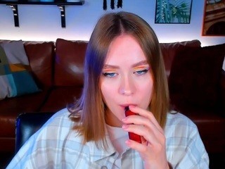 LoriLewiz naked in her Live Sex Chat
