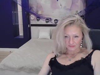 MonicaLong naked in her Live Sex Chat