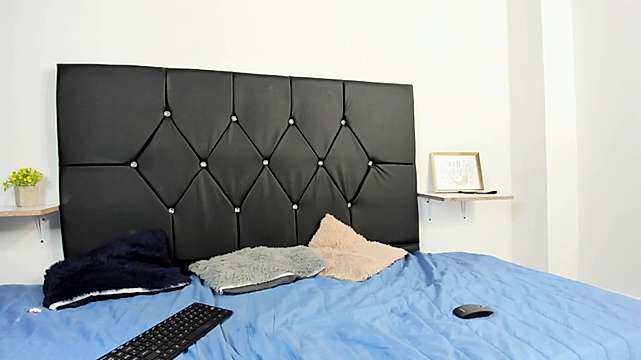 Rosie__3 naked stripping on cam for live sex video chat