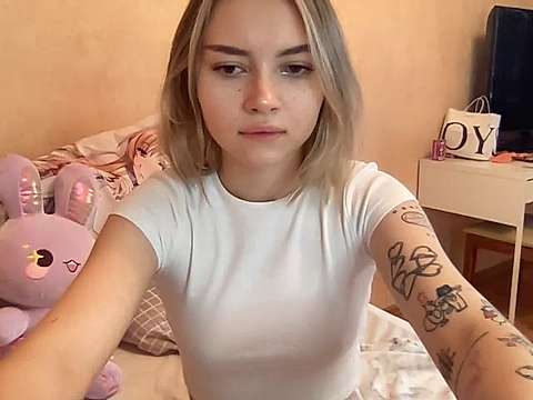 shura_comm naked stripping on cam for live sex video chat