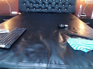 Tom-Gus naked in her Live Sex Chat