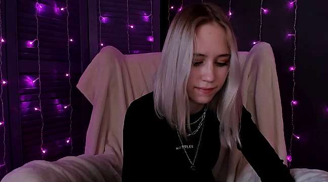 AveryMontey naked stripping on cam for live sex video chat