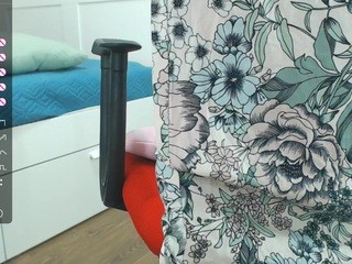 Mooza-Roft naked in her Live Sex Chat