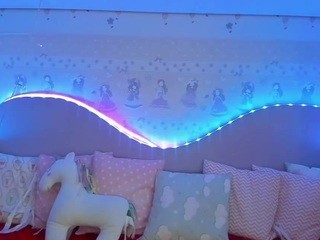 Sakura-moon naked in her Live Sex Chat