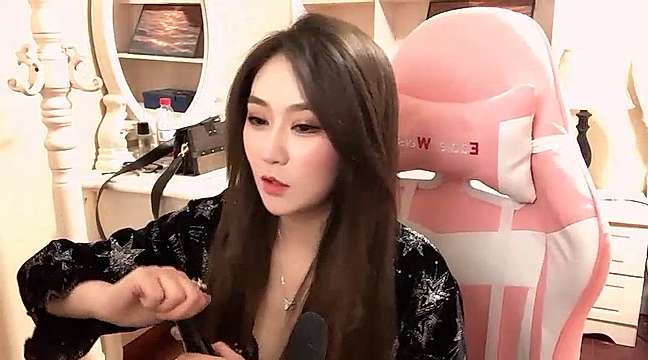 Yun-er naked stripping on cam for live sex video chat