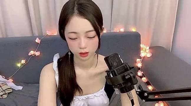 INS-Linda naked stripping on cam for live sex video chat