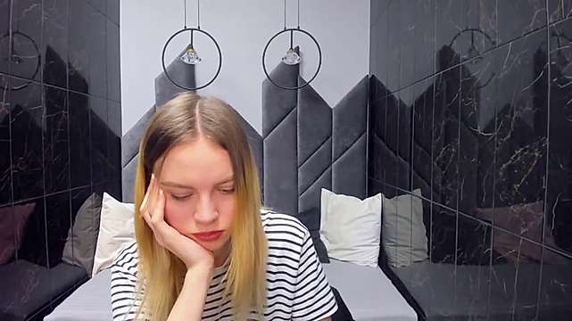 AlysonSunny naked stripping on cam for live sex video chat