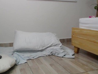 isaura-92 naked in her Live Sex Chat