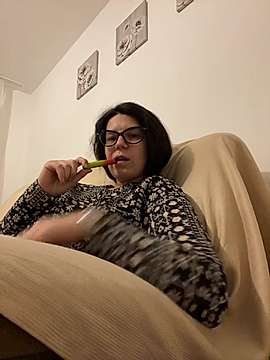 SavannahWildX naked stripping on cam for live sex video chat