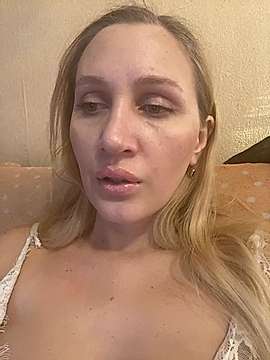 YourBlondee naked stripping on cam for live sex video chat