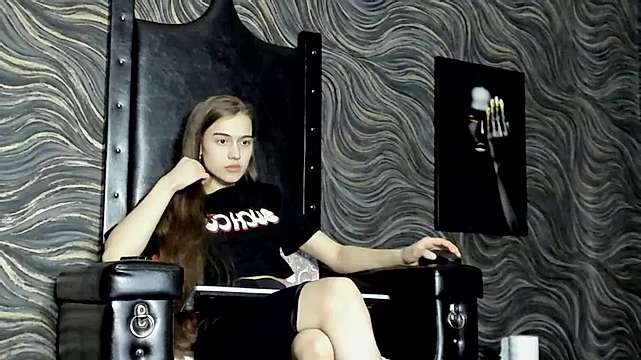 Alisa_Kelly naked stripping on cam for live sex video chat