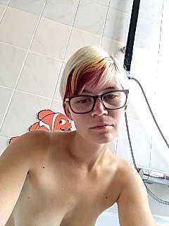 Kleine_drecksau naked stripping on cam for live sex video chat