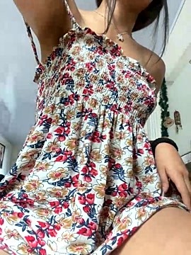 DaphneUwu naked stripping on cam for live sex video chat