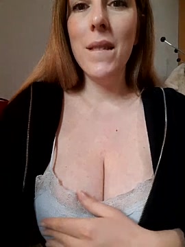 MommmyYummy naked stripping on cam for live sex video chat