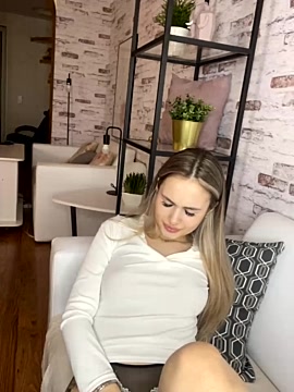 XxAlanaKristallxX naked stripping on cam for live sex video chat
