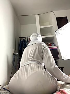 bella_haddys18 naked stripping on cam for live sex video chat
