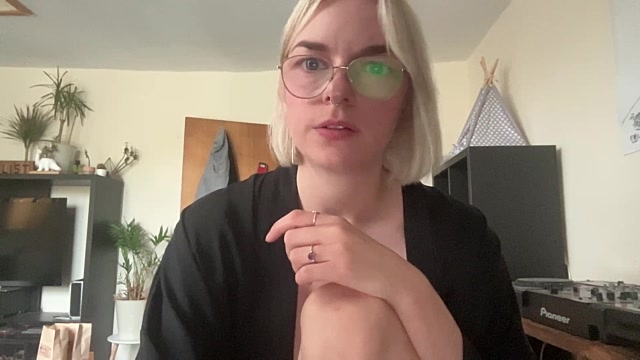 Flirty_Babe_Sarah naked stripping on cam for live sex video chat