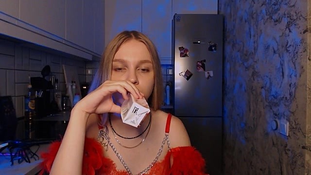 NaomiShake naked stripping on cam for live sex video chat