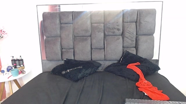 Alanna_Lee1 naked stripping on cam for live sex video chat