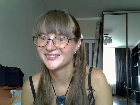 KiraGoldens naked stripping on cam for live sex video chat