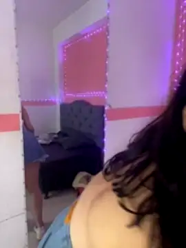 Alyson_Greenn naked stripping on cam for live sex video chat