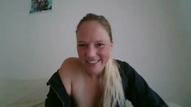 MoniqueLaFee naked stripping on cam for live sex video chat