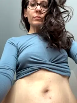 EastCoastBabe naked stripping on cam for live sex video chat