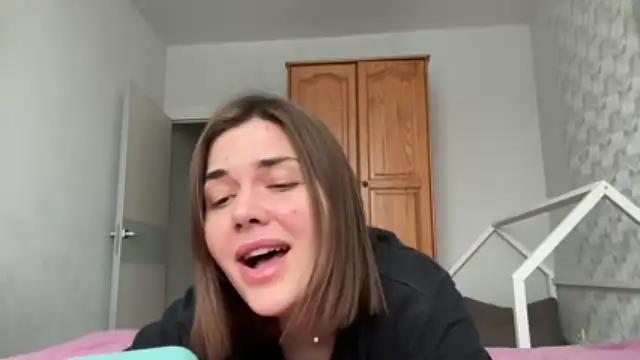 Meliassfuckslut naked stripping on cam for live sex video chat
