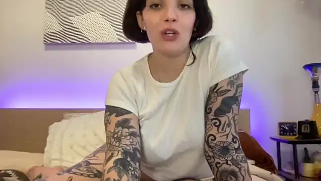 SweetMaisie naked stripping on cam for live sex video chat