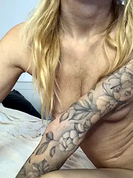 Bella_Meg naked stripping on cam for live sex video chat