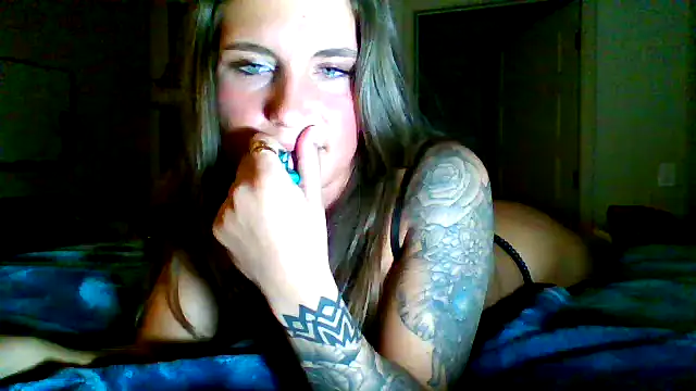 Toni_Quinn naked stripping on cam for live sex video chat