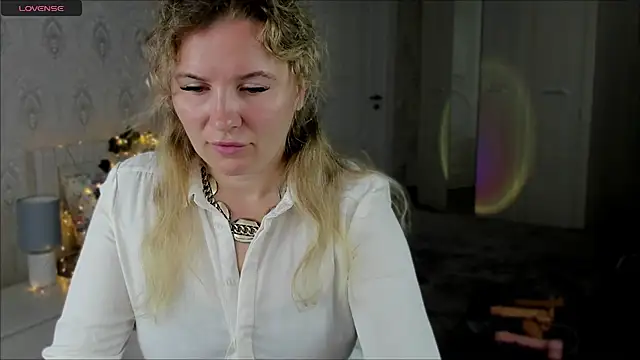 Julia_Burns88 naked stripping on cam for live sex video chat