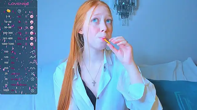 LindaMill naked stripping on cam for live sex video chat