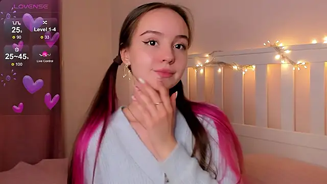 LisaSmiths naked stripping on cam for live sex video chat