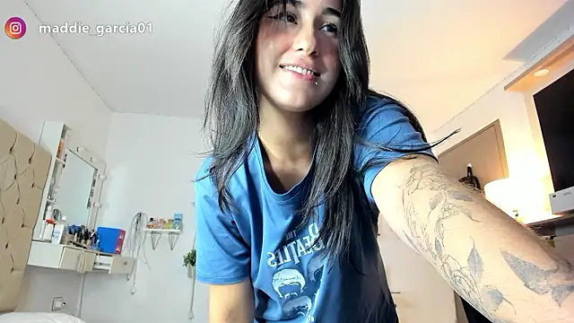 Maddie_Roses naked stripping on cam for live sex video chat