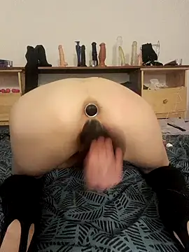 NakedKaryss naked stripping on cam for live sex video chat