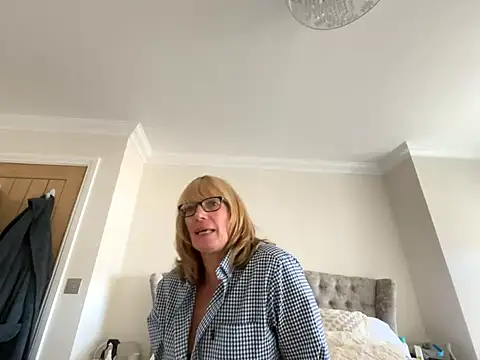 NaughtyTraceyCougar naked stripping on cam for live sex video chat
