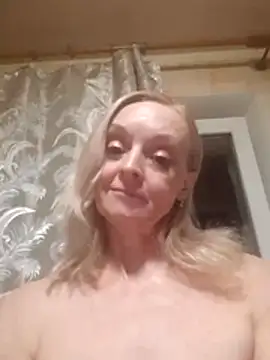 RedFox39 naked stripping on cam for live sex video chat
