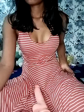 Whiskey-queen naked stripping on cam for live sex video chat