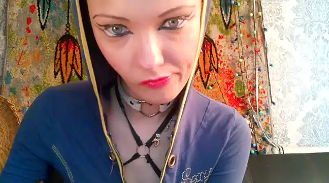 WildMissNiks naked stripping on cam for live sex video chat