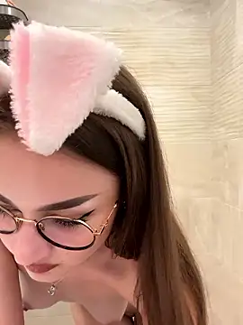 AlyseReuse naked stripping on cam for live sex video chat